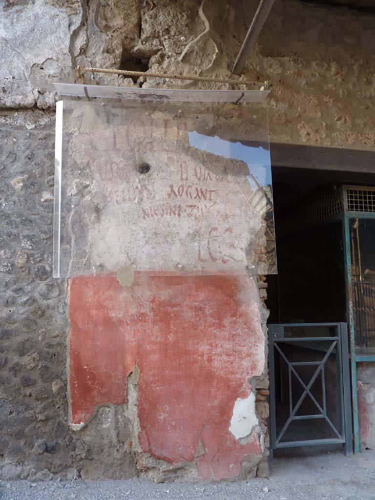 IX.11.2 Pompeii. October 2014. Graffiti on west side of entrance doorway.
Foto Annette Haug, ERC Grant 681269 DÉCOR.