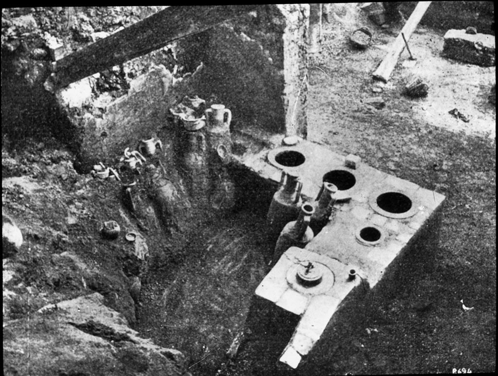 IX.11.2 Pompeii. c.1913. Counter during excavation.
Photo by permission of the Institute of Archaeology, University of Oxford. File name instarchbx202im 059. Resource ID. 44554.
See photo on University of Oxford HEIR database