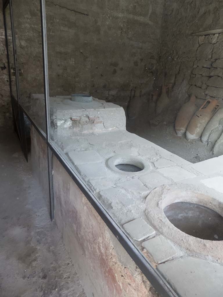 IX.11.2 Pompeii. September 2017. Looking north along counter.
Foto Annette Haug, ERC Grant 681269 DÉCOR.