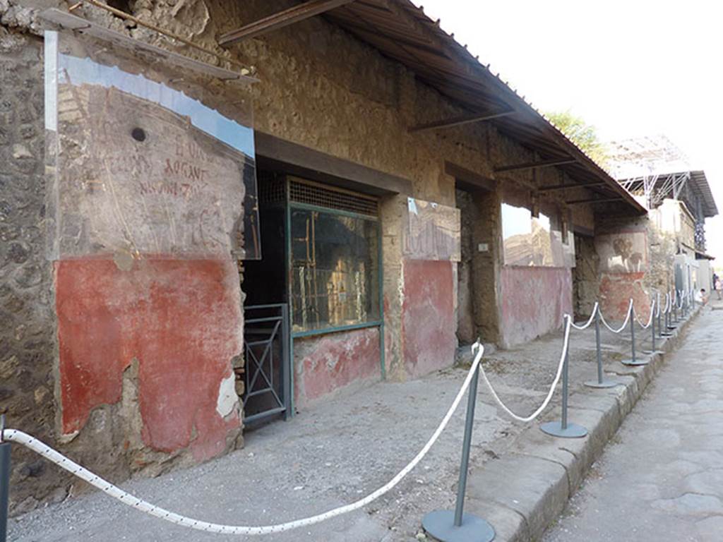 IX.11.2-4 Pompeii. October 2014. Looking east along Via dell’Abbondanza.
Photo courtesy of Prof. Dr. Annette Haug, Christian-Albrechts-Universität zu Kiel.