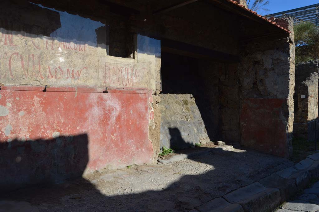 IX.11.4 Pompeii, on right. October 2017. Looking north-east towards entrance doorway.
Foto Taylor Lauritsen, ERC Grant 681269 DÉCOR.