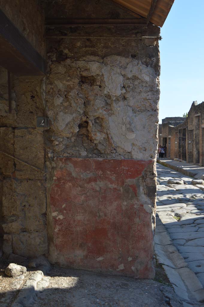 IX.11.4 Pompeii. October 2017. Pilaster on east side of entrance doorway.
Foto Taylor Lauritsen, ERC Grant 681269 DÉCOR.