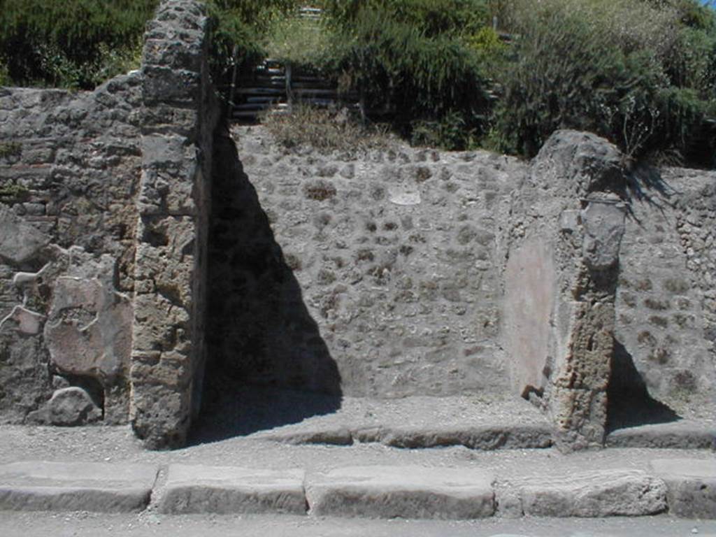 IX.11.6 Pompeii. May 2005. Entrance, looking north.
The entrance doorway of this shop was open for all of its width onto the pavement. 
The threshold was of Vesuvian stone and the walls were covered by a high zoccolo/dado of coccio pesto until the height of 1.70m from the ground.
See Notizie degli Scavi, February 1912, (p.62)