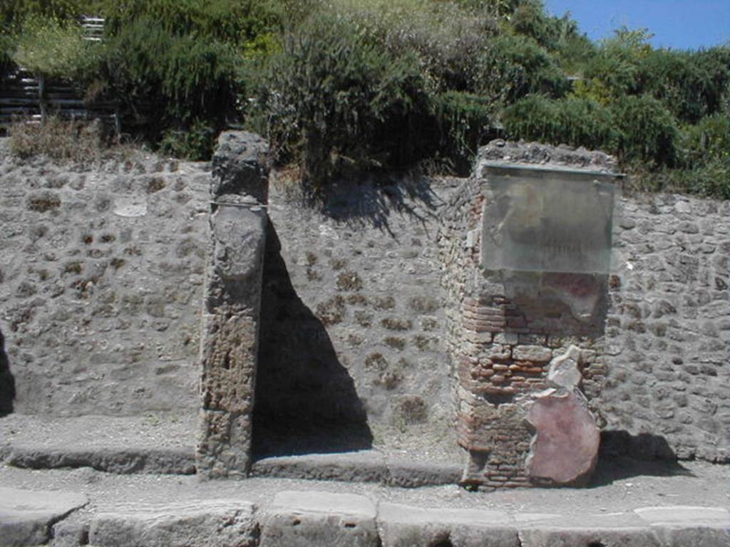 IX.11.7 Pompeii. May 2005. Entrance, looking north.