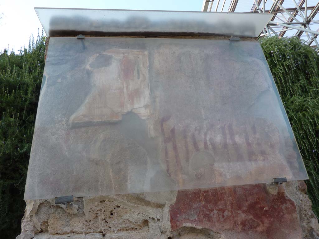 IX.11.7 Pompeii. October 2014. 
Detail from east side (right) of doorway, with remaining painting of Hercules and graffiti between doorways to IX.11.7 and IX.11.8. 
Foto Annette Haug, ERC Grant 681269 DÉCOR