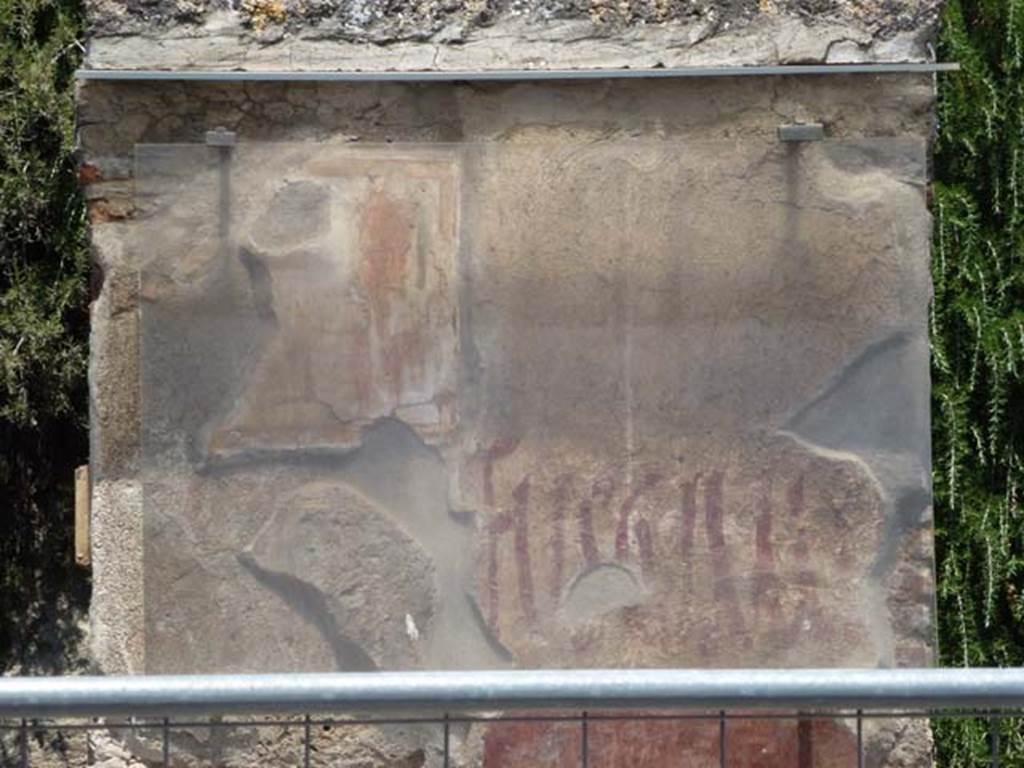 IX.11.7 Pompeii. June 2012. Pilaster with graffiti between doorways to IX.11.7 and IX.11.8.
Photo courtesy of Michael Binns.
