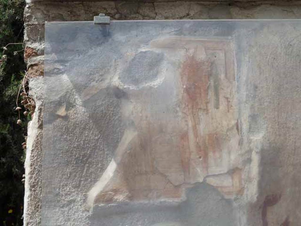 IX.11.7 Pompeii. May 2010. Painting of Hercules on front wall between IX.11.7 and IX.11.8.  See Fröhlich, T., 1991, Lararien und Fassadenbilder in den Vesuvstädten.  Mainz: von Zabern.  (F68: p.337/8).