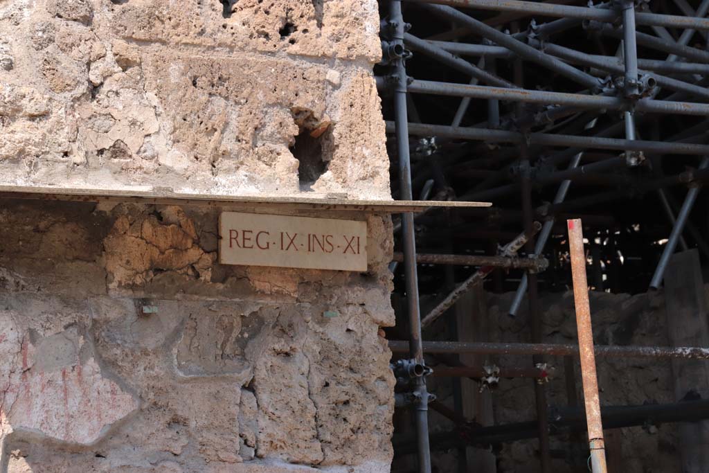 IX.11.8 Pompeii. September 2021. 
Looking north to east pilaster of front façade at junction with an unnamed vicolo, on right. Photo courtesy of Klaus Heese.