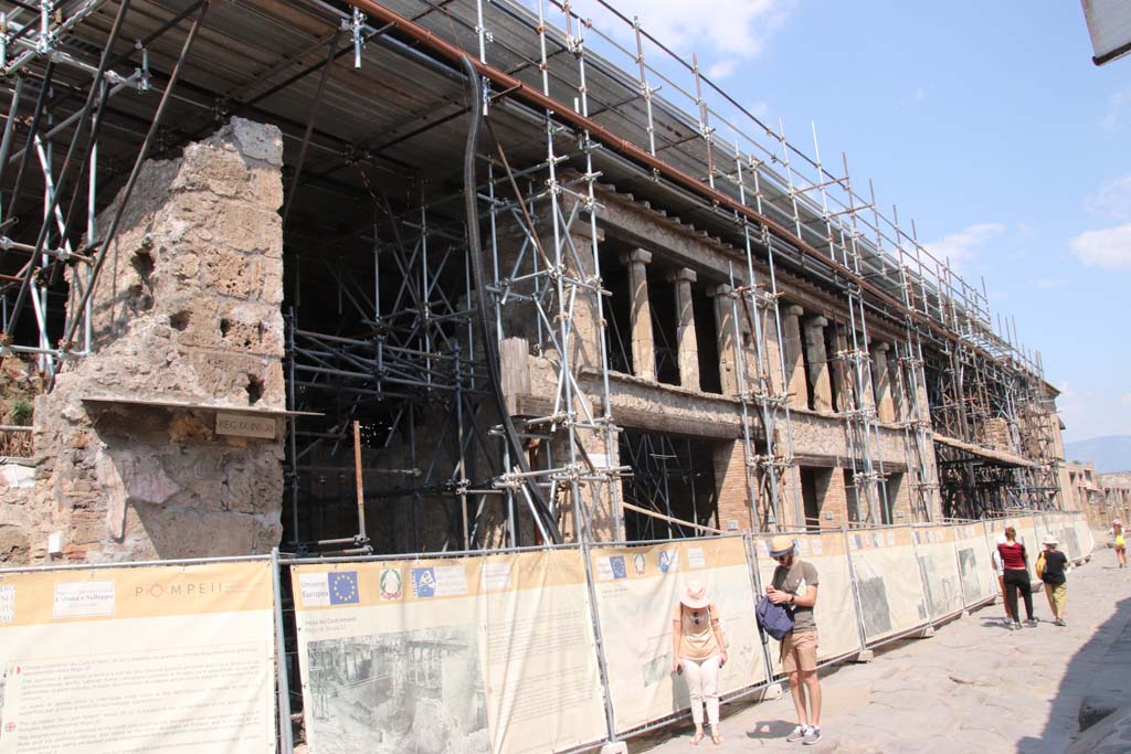 IX.11.8 Pompeii. September 2021. 
Looking north-east to pilaster, on left, of front façade at junction with an unnamed vicolo, centre left. On the right is the insula IX.12. 
Photo courtesy of Klaus Heese.