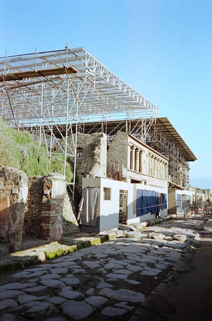 IX.12.1 Pompeii. Looking east on Via dell’ Abbondanza. January 2010. 
Photo courtesy of Rick Bauer.