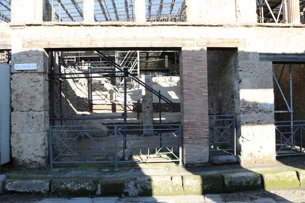 IX.12.1 Pompeii, on left, and IX.12.2, on right. December 2018. 
Looking north to entrance doorways on Via dell’Abbondanza. Photo courtesy of Aude Durand.