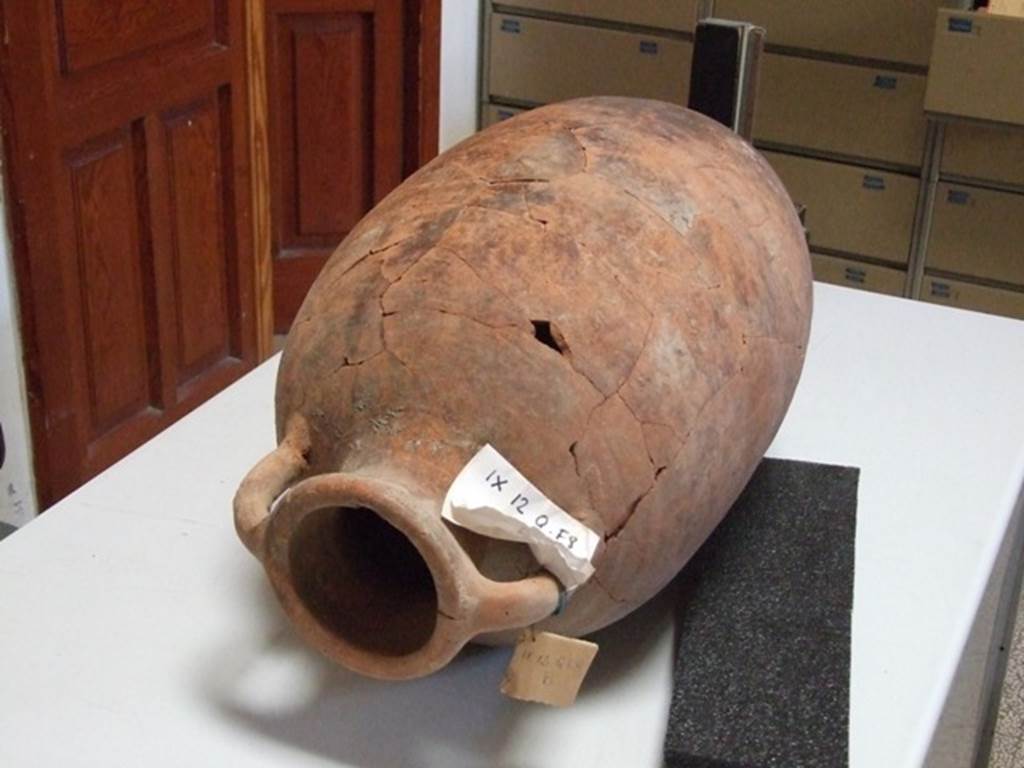 IX.12 Pompeii. Amphora found in the vicolo to the west of the House of the Chaste Lovers. 
Parco Archeologico di Pompei inventory number 88031.