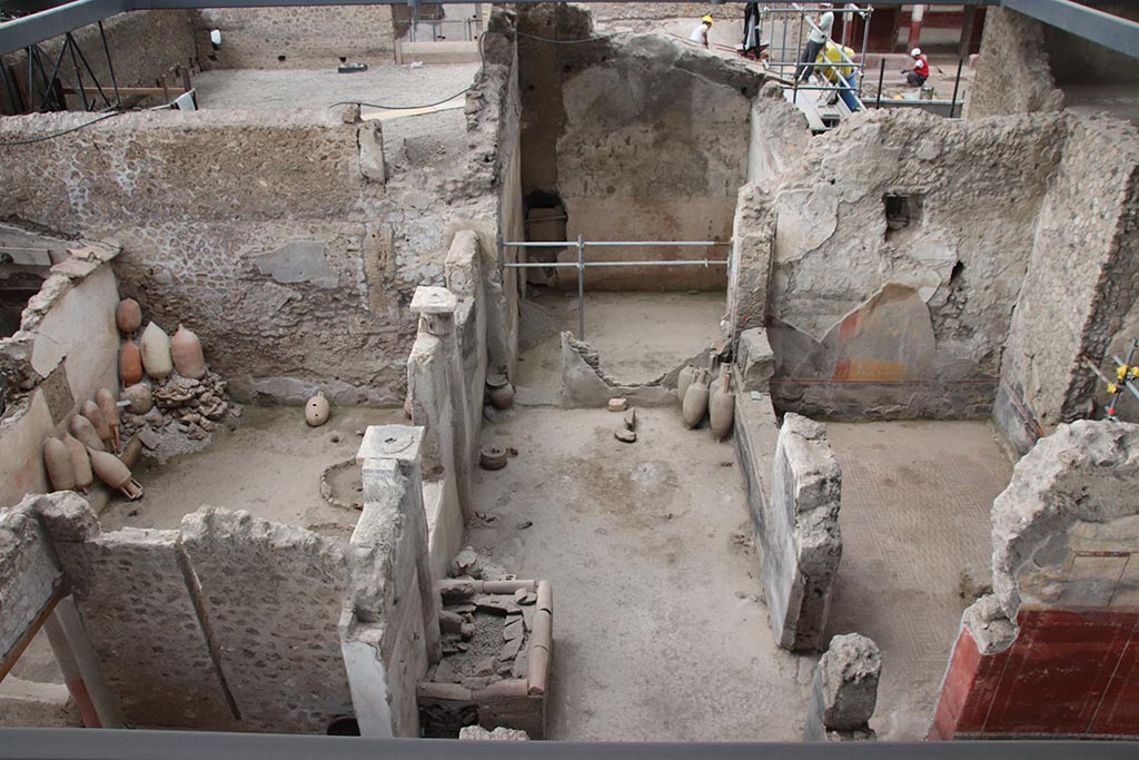 IX.12.4 Pompeii. October 2024. 
Looking north towards small courtyard “m”, on left, room “q”, in centre, and room “o”, on right. Photo courtesy of Klaus Heese.