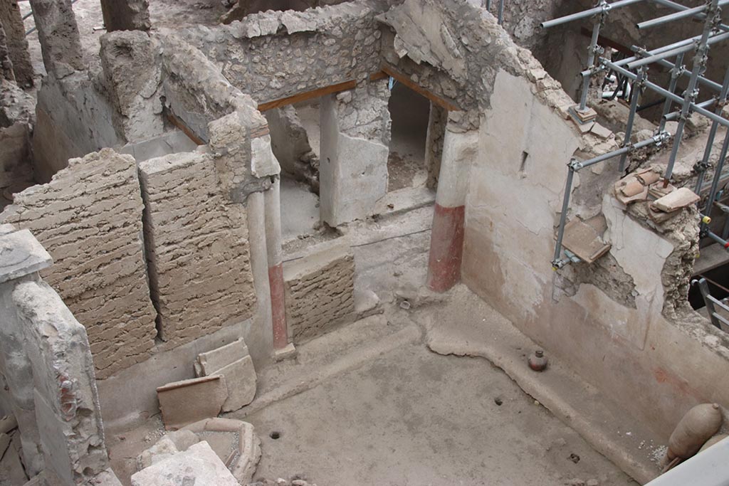 IX.12.4 Pompeii. October 2024. 
Small courtyard “m”, looking south-west towards doorway leading towards room “d”. Photo courtesy of Klaus Heese.