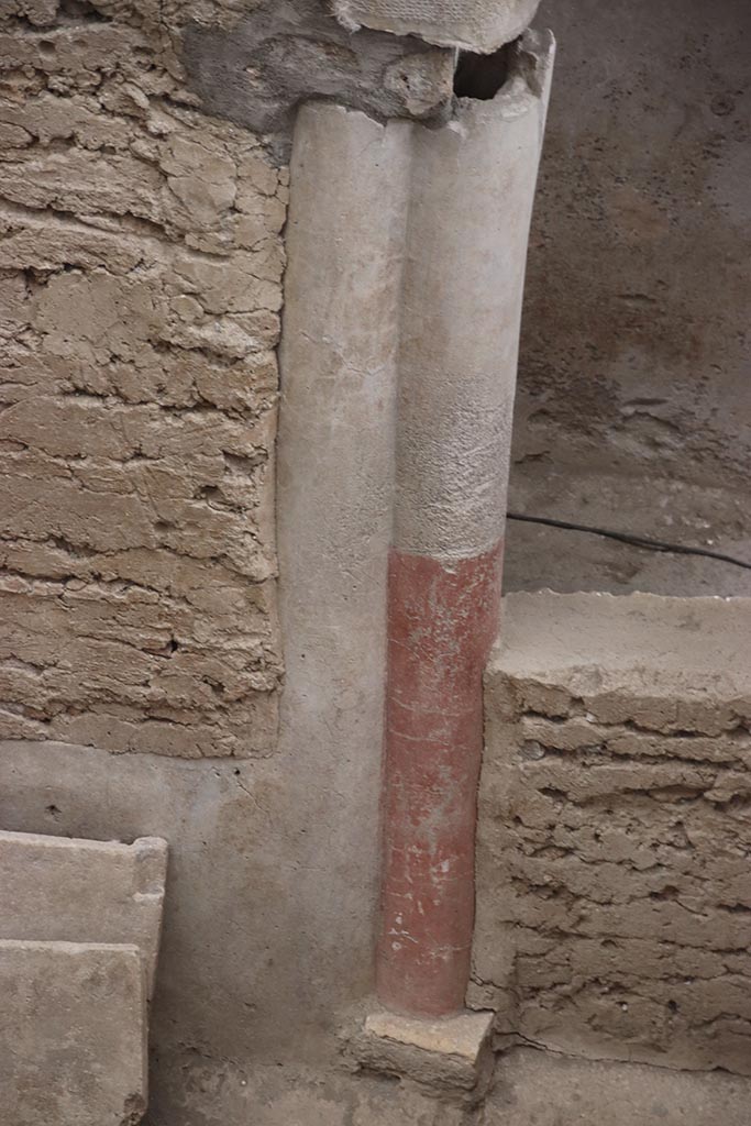 IX.12.4 Pompeii. October 2024. 
Small courtyard “m”, detail from centre of south wall. Photo courtesy of Klaus Heese.