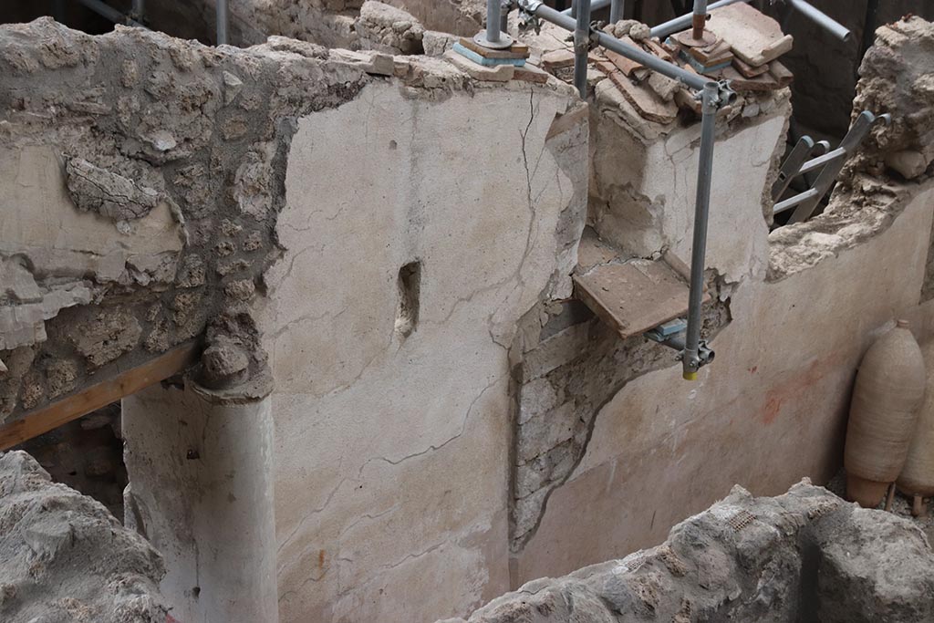 IX.12.4 Pompeii. October 2024. Small courtyard “m”, west wall at south end. Photo courtesy of Klaus Heese.