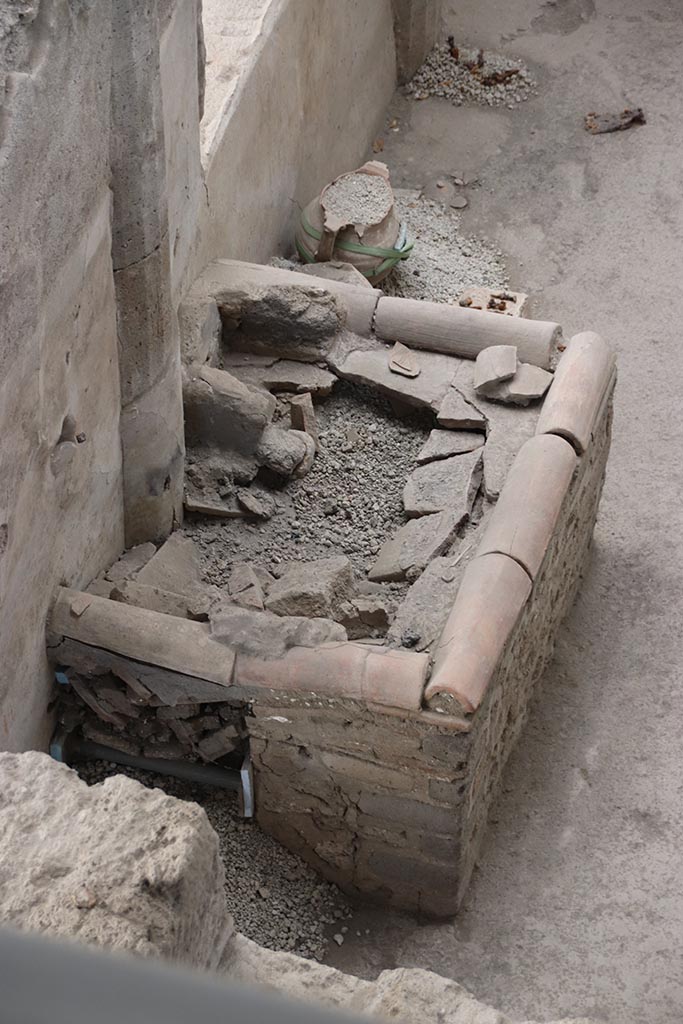 IX.12.4 Pompeii. October 2024. 
Room “q”, looking north across hearth. Photo courtesy of Klaus Heese.