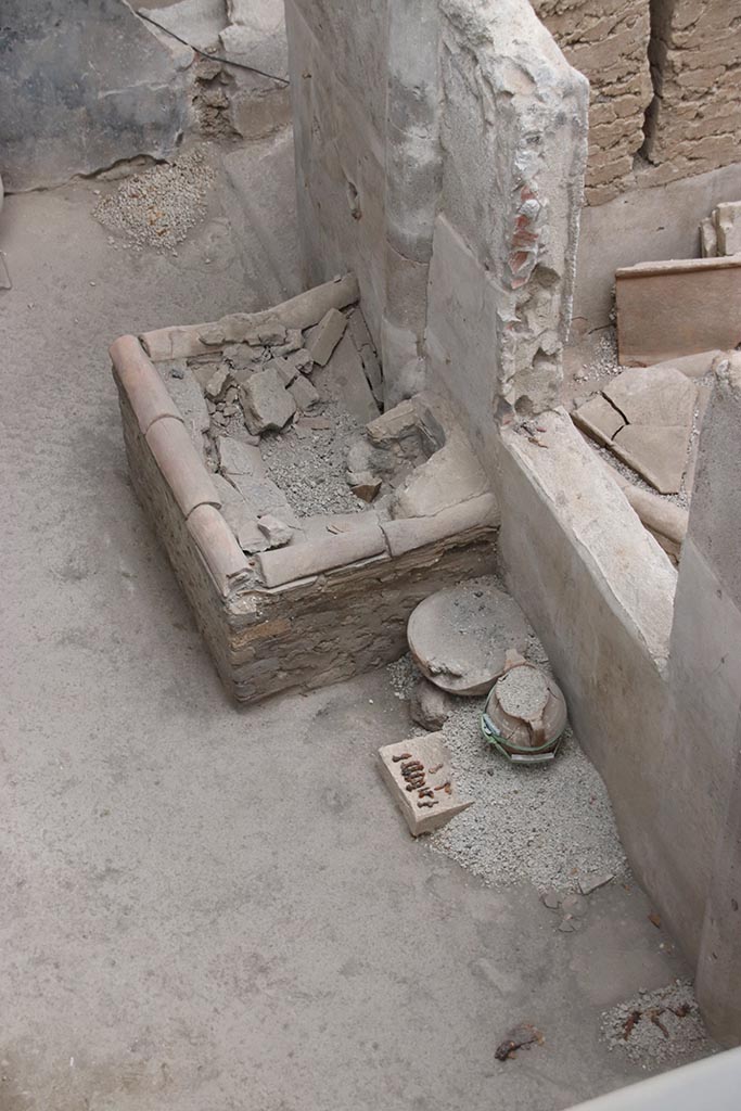 IX.12.4 Pompeii. October 2024. 
Room “q”, looking south towards hearth against west wall. Photo courtesy of Klaus Heese.