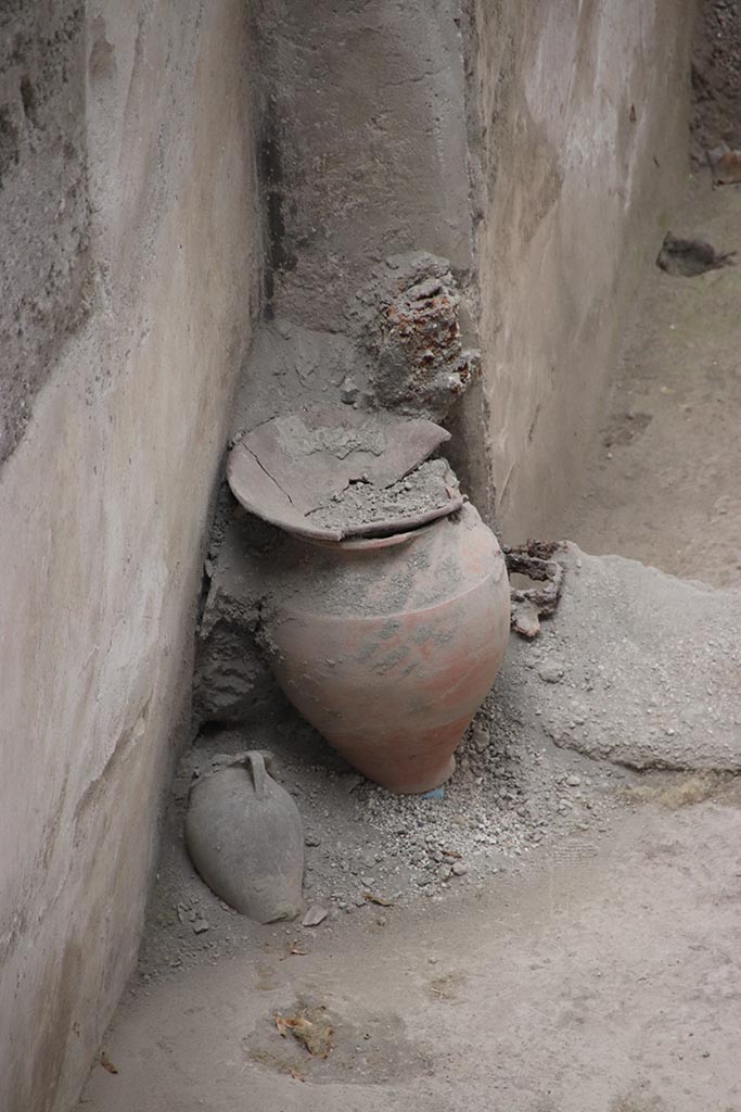 IX.12.4 Pompeii. October 2024. 
Room “q”, north-west corner and doorway into room “p”, on right. Photo courtesy of Klaus Heese.