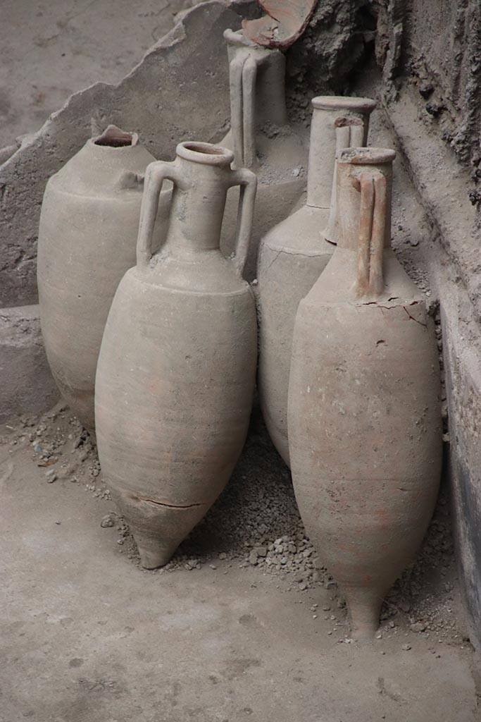 IX.12.4 Pompeii. October 2024. 
Room “q”, amphorae in north-east corner. Photo courtesy of Klaus Heese.