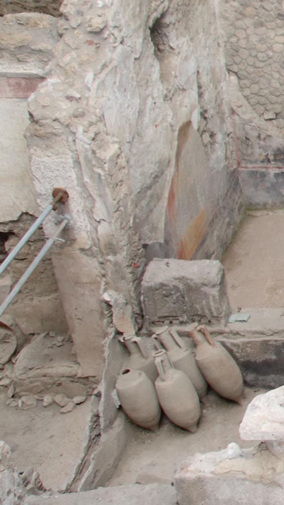 IX.12.4 Pompeii. October 2024.
Looking east towards room “p” east wall on left of the amphorae and room “o”, on right.
Photo courtesy of Klaus Heese.