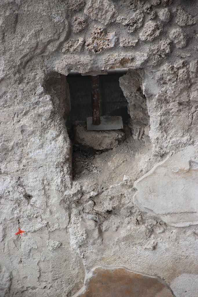 IX.12.4 Pompeii. October 2024. 
Room “o”, detail from upper north wall. Photo courtesy of Klaus Heese.