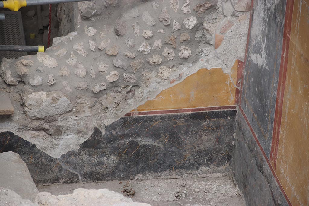 IX.12.4 Pompeii. October 2024. Room “o”, detail of lower east wall at south end. Photo courtesy of Klaus Heese.