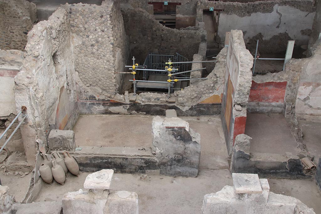 IX.12.4 Pompeii. October 2024.
Looking east towards room “o”, on left, and room “l(L)” with red painted walls, on right. Photo courtesy of Klaus Heese.