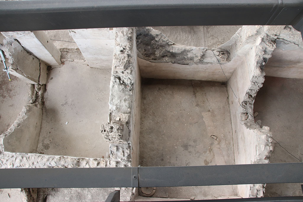 IX.12.4 Pompeii. October 2024. 
Looking down onto room “e” in centre, room “d/d1” on left and room “f” on right. Photo courtesy of Klaus Heese.