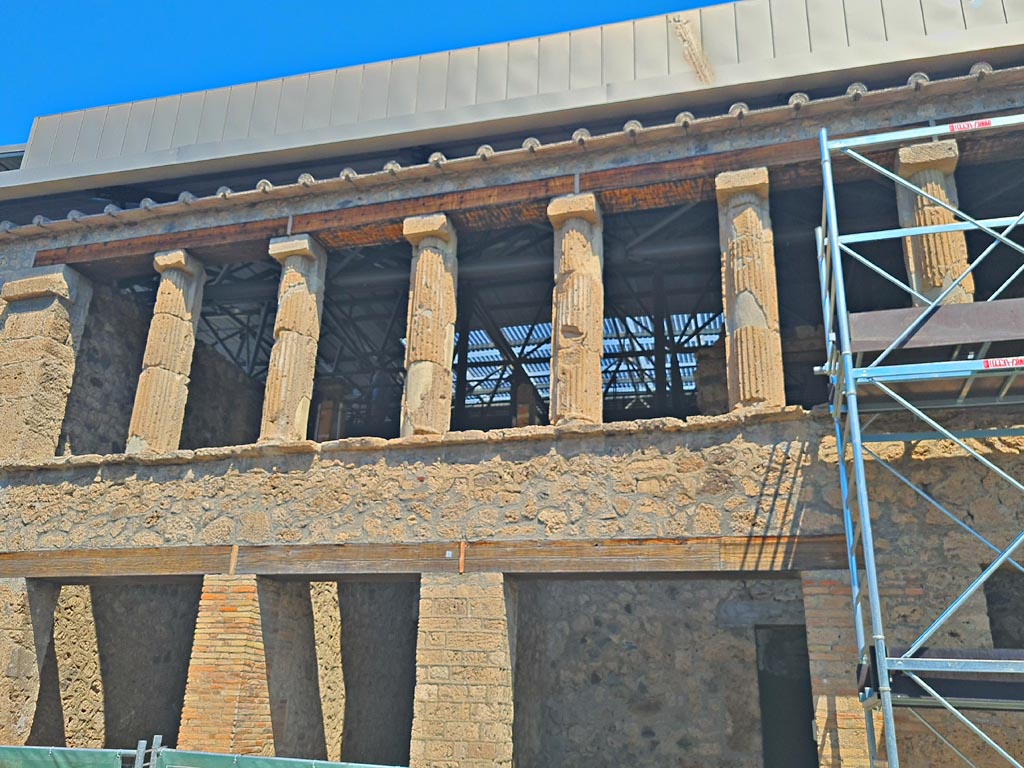 IX.12.3, on left, IX.12.4 in centre, IX.12.5 on right, Pompeii. June 2024. 
Upper front façade above IX.12.4. Photo courtesy of Giuseppe Ciaramella.