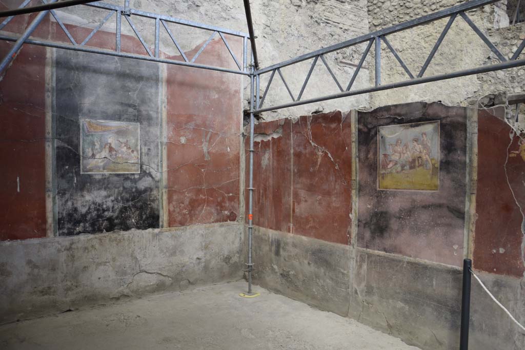 IX.12.6 Pompeii. February 2017. 
Room “m”, looking towards north-east corner and east wall in triclinium. Photo courtesy of Johannes Eber.