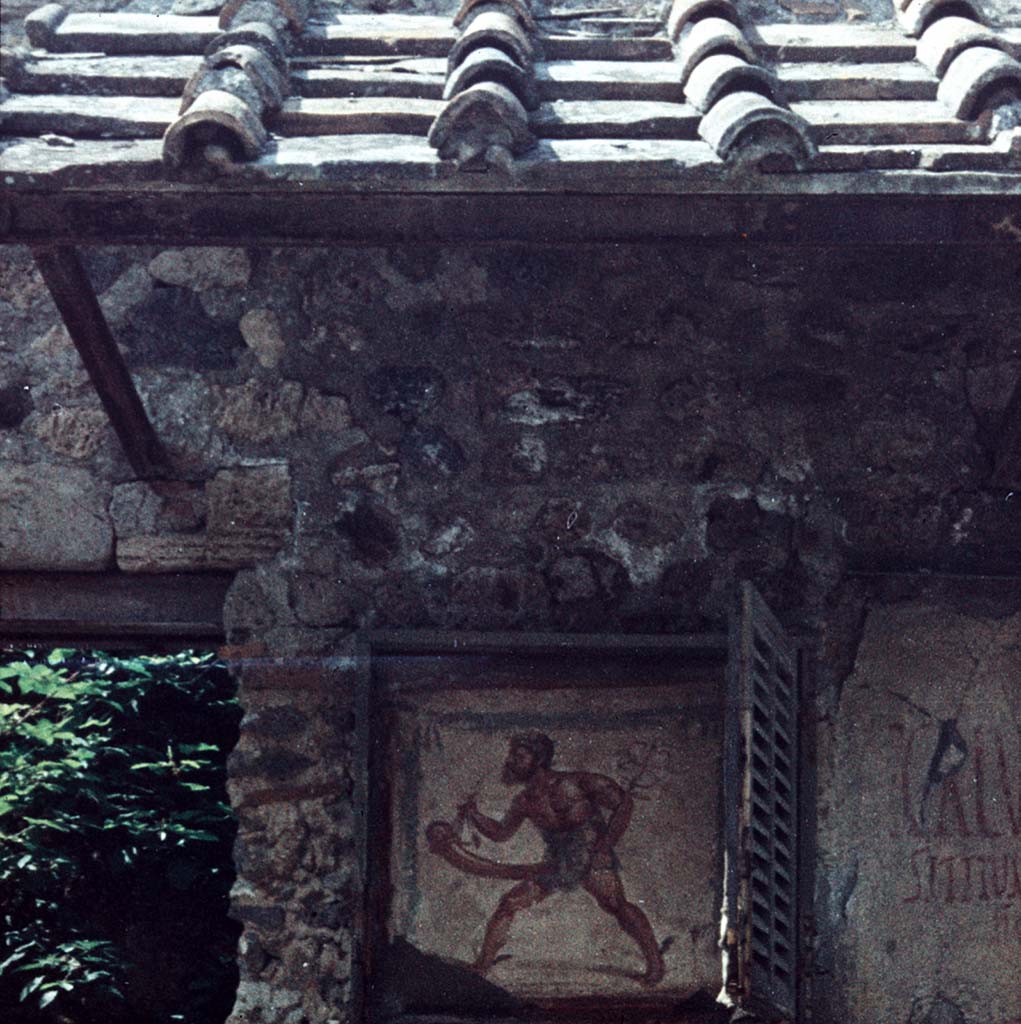 IX.12.6 Pompeii. 1963.  Shop sign in situ on right side of front façade.
Photo © Bildarchiv Foto Marburg / Foto: unbekannt; Aufn.-Datum: 1963 - Bilddatei-Nr. fmc418401.
Photo flipped horizontally.