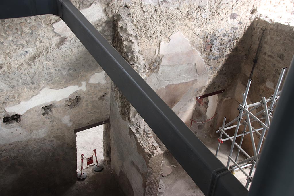IX.12.6 Pompeii. October 2024. 
Looking towards east wall, from above room “e”, the bakery, towards doorway into room “c2”, lower left. On the right is entrance room “b”, with doorway into room “c”.
Photo courtesy of Klaus Heese.