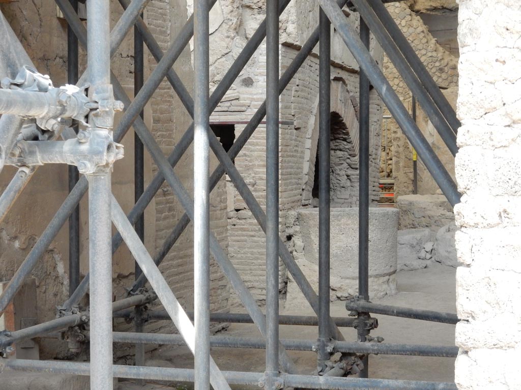 IX.12.6 Pompeii, May 2018. 
Room “b”, looking north from entrance doorway towards oven “d” in room “e”. Photo courtesy of Buzz Ferebee.
