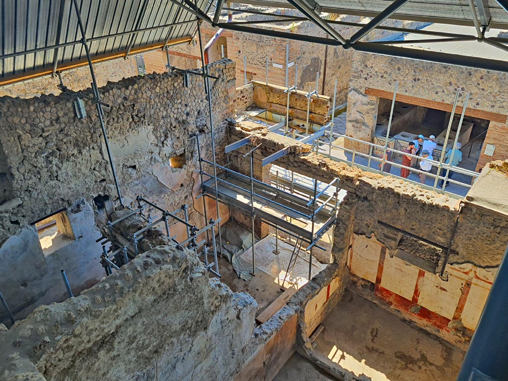 IX.12.7 in centre, and IX.12.6 on right, Pompeii.  Pompeii. June 2024. 
Looking south-east towards doorway onto Via dell’Abbondanza, in centre, and room “c” of IX.12.6 in lower right. 
Photo courtesy of Giuseppe Ciaramella.
.