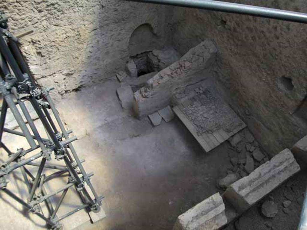 IX.12.9 Pompeii. May 2010. Room 1, kitchen and latrine.