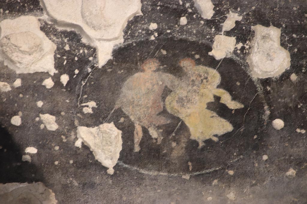 IX.12.9 Pompeii. October 2024. 
Room “u”, north end of east wall, painted medallion with floating figures. Photo courtesy of Klaus Heese.