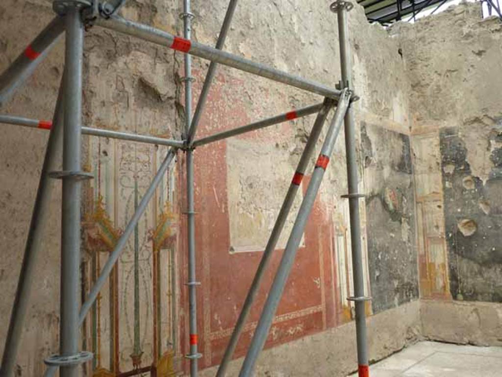 IX.12.9 Pompeii. May 2010. Room “u”, north wall with centre panel unfinished.