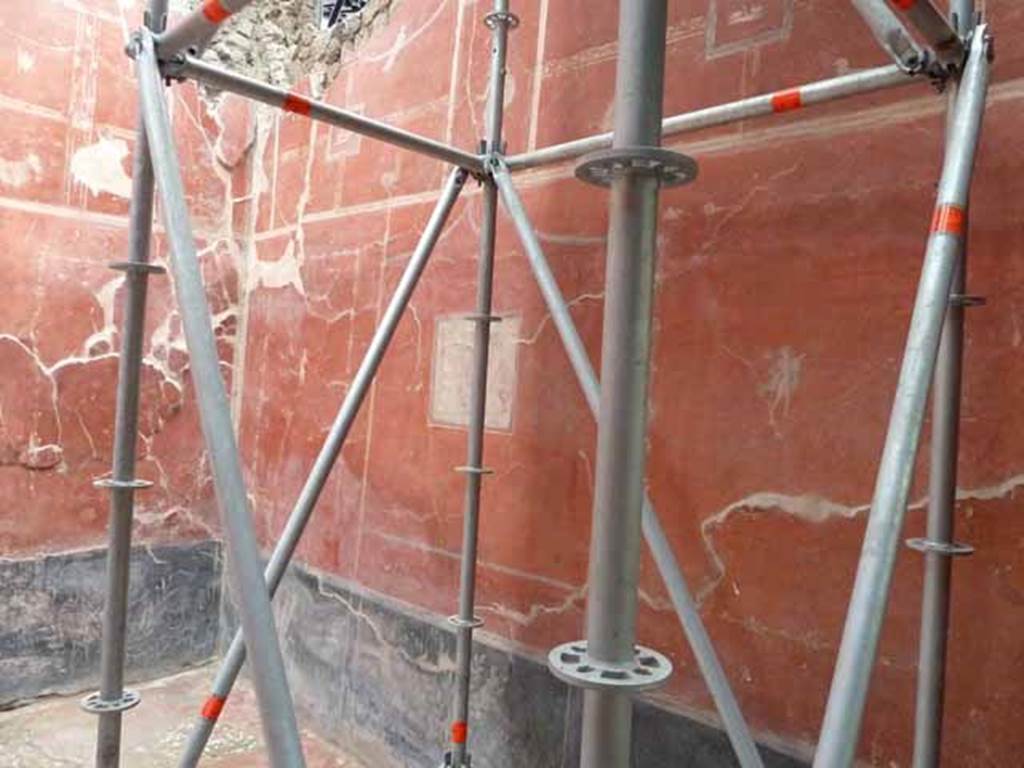 IX.12.9 Pompeii. May 2010. Room 3, south wall of cubiculum.