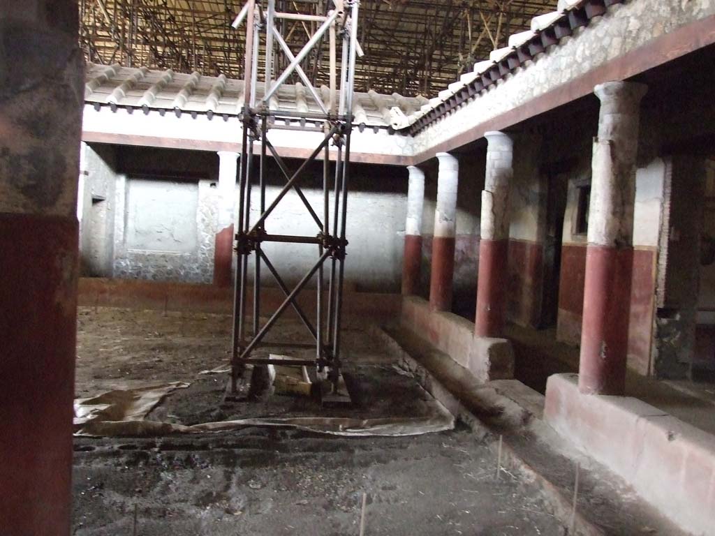 IX.12.9 Pompeii. December 2006. Peristyle/garden area 5, looking west along north portico 5b, on right.