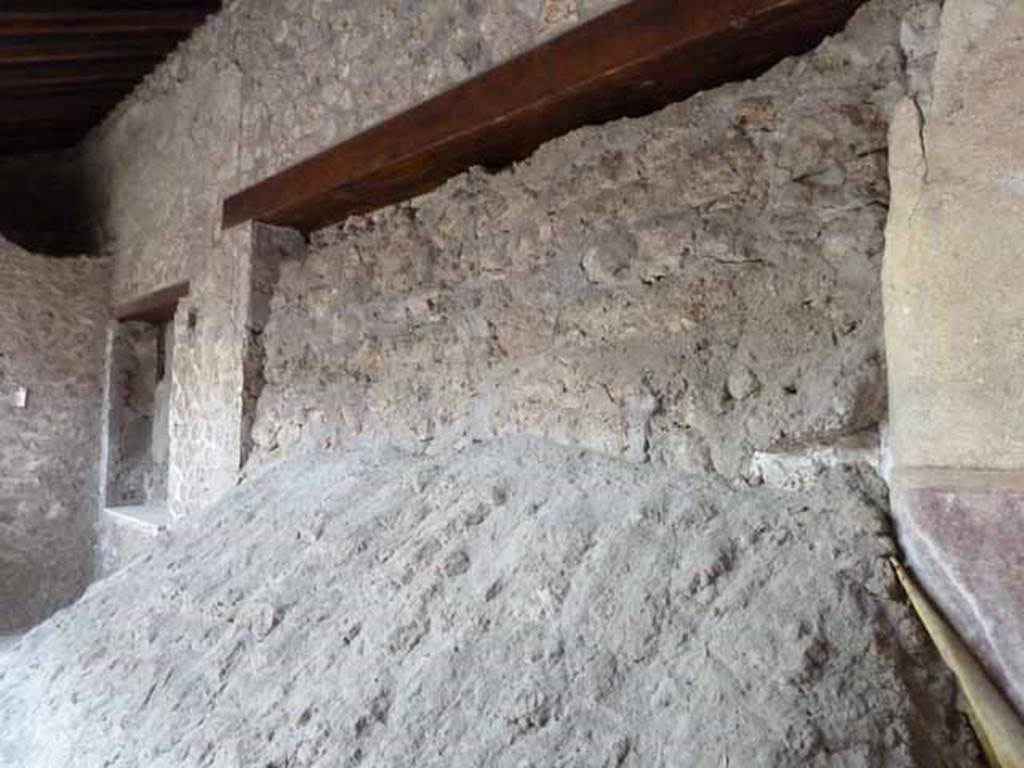 IX.12.9 Pompeii. May 2010. West portico 5a, west wall of west portico.
The room with the window, on the left, has now been fully excavated and can be seen as PAP room 18 (from above).
The large amount of debris, lower centre, has also been cleared, and can be seen as PAP room 17 (from above).