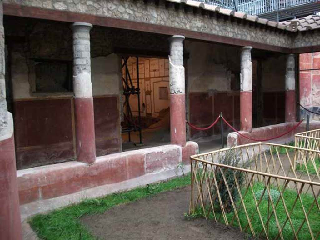 IX.12.9 Pompeii. May 2010. North portico 5b.