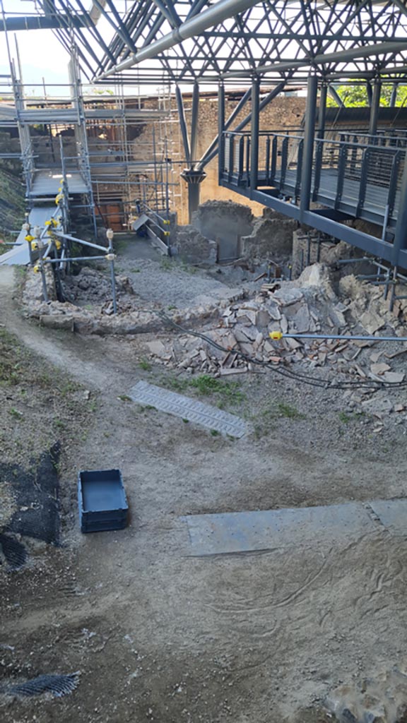 IX.12.9 Pompeii. June 2024. 
Looking east along rear of insula towards house at rear of IX.13.1/3 on east side of Vicolo di Giulio Polibio.
Photo courtesy of Giuseppe Ciaramella.