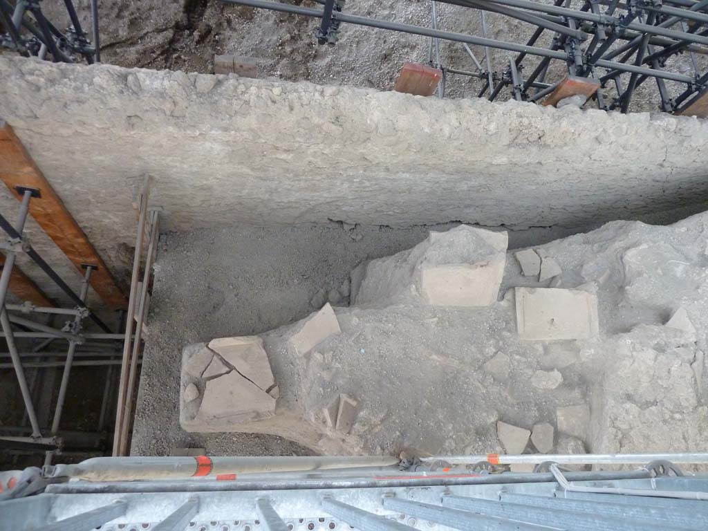IX.12.A/IX.12.9 Pompeii. May 2010. Room 10, west side from above.