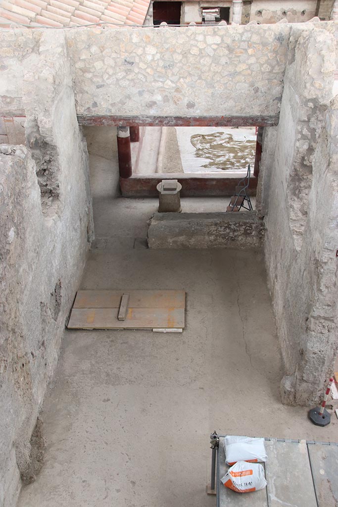 IX.12.A/IX.12.9 Pompeii. October 2024. 
Room 17, looking east towards west portico of Peristyle 5. Photo courtesy of Klaus Heese.
