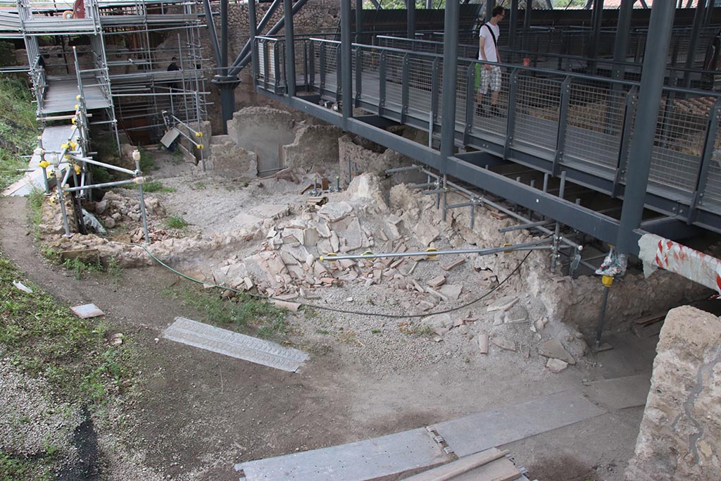 IX.12.B Pompeii. October 2024. Looking east along rear of insula towards room 22, from north-west corner. 
The collapsed roof is shown in the area of number 20/19 on the plan.  Photo courtesy of Klaus Heese.