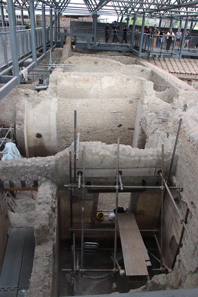 IX.12.B Pompeii. October 2024. Looking east, with room 9 in lower left, and room 8 in lower right.
At the rear of these rooms is room 15.  Photo courtesy of Klaus Heese.