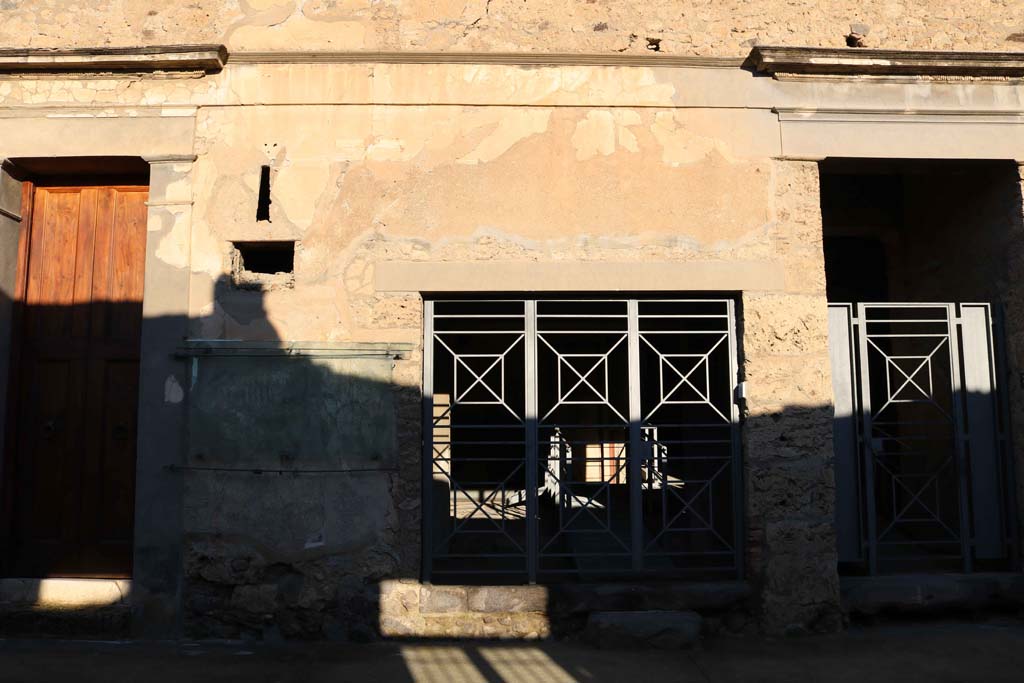 IX.13.1 Pompeii, on left, IX.13.2, in centre, and IX.13.3, on right. December 2018. 
Looking north to entrance doorways on Via dell’Abbondanza. Photo courtesy of Aude Durand.