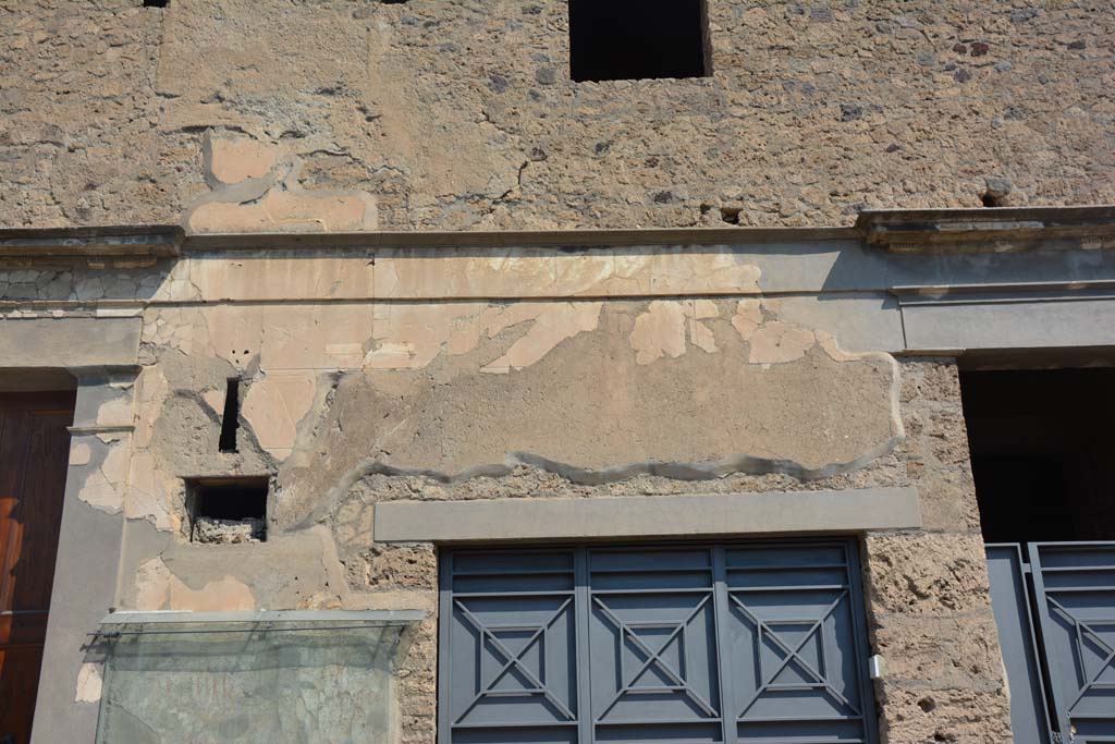 IX.13.2 Pompeii. July 2017. Detail of front façade above entrance doorway.
Foto Annette Haug, ERC Grant 681269 DÉCOR.