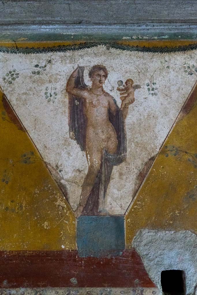 IX.13.1-3 Pompeii. October 2021. 
Room 17, detail of central figure from upper west wall. Photo courtesy of Johannes Eber.